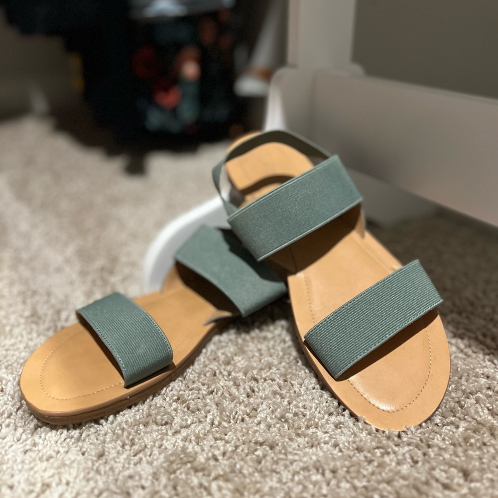 Universal Threads Sandals - Picture 2 of 3